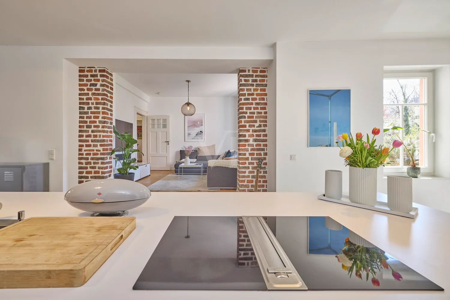 Küche mit Blick ins Wohnzimmer