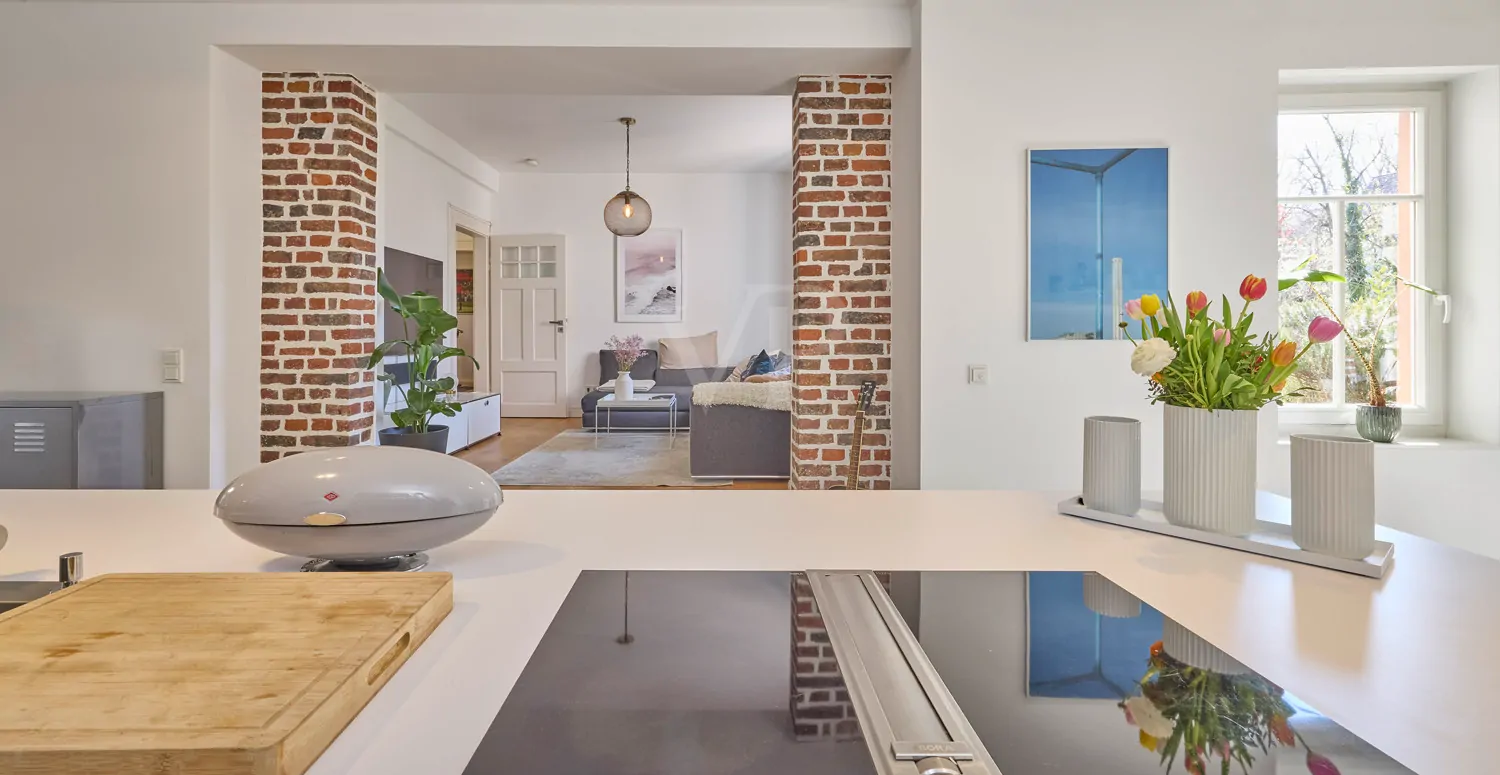 Küche mit Blick ins Wohnzimmer