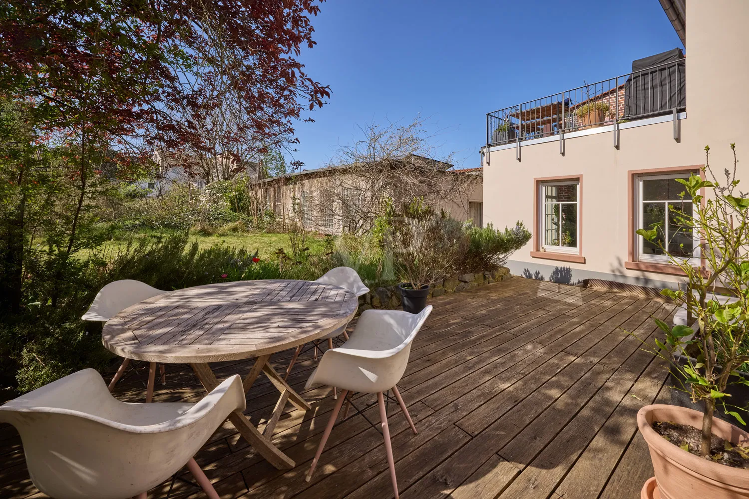 Terrasse 2 in Blickrichtung Bestandsgebäude und zus. Gartengrundstück