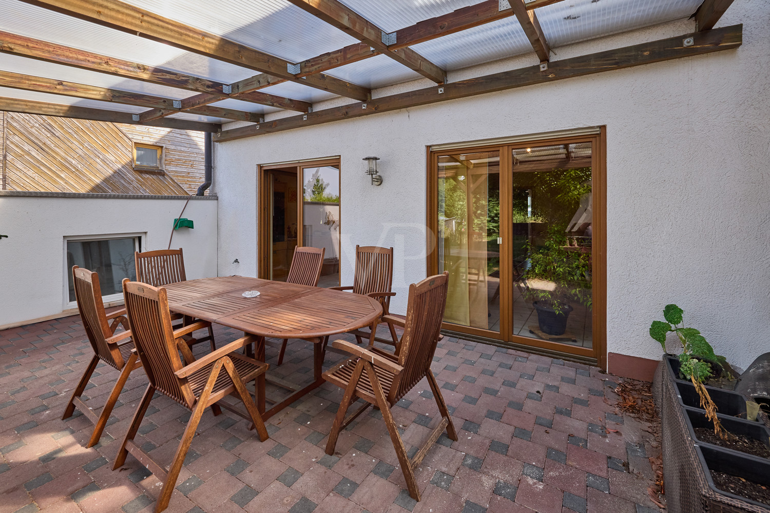 Überdachte Terrasse mit Zugang zum Haus