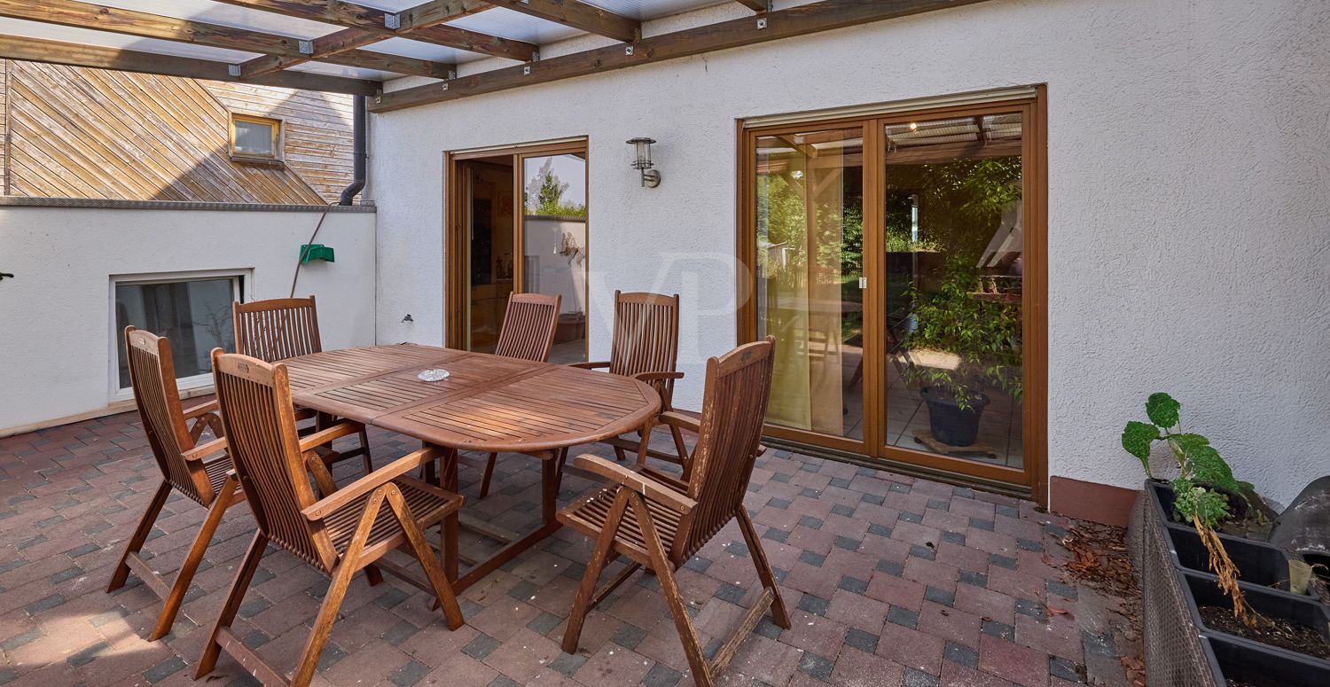 Überdachte Terrasse mit Zugang zum Haus