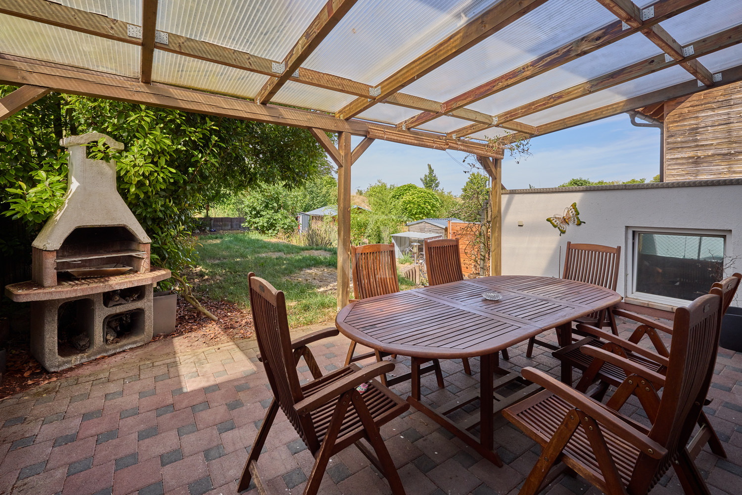 Terrasse mit Blick in den Garten