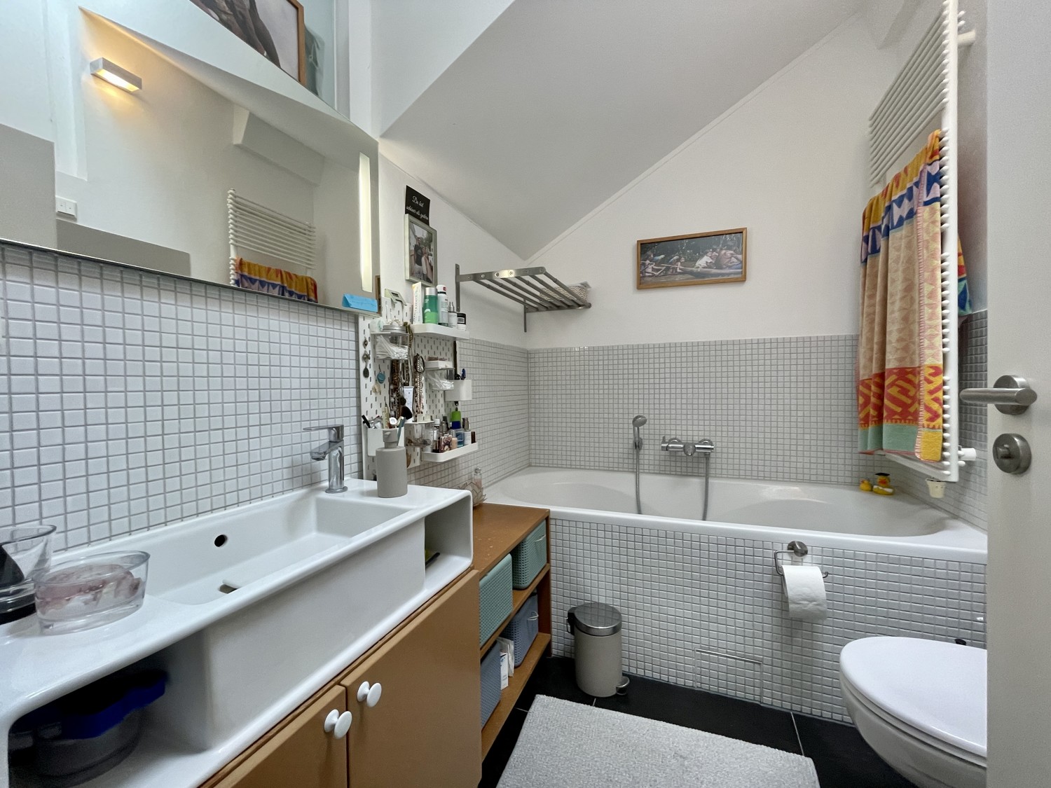 Hauptbad mit Wanne und Dusche