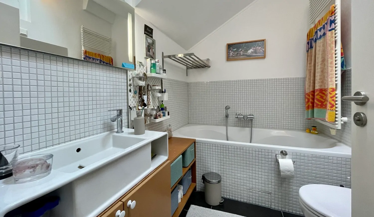 Hauptbad mit Wanne und Dusche