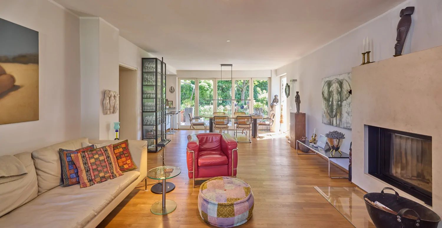 Wohnzimmer mit Kamin Hauptwohnung