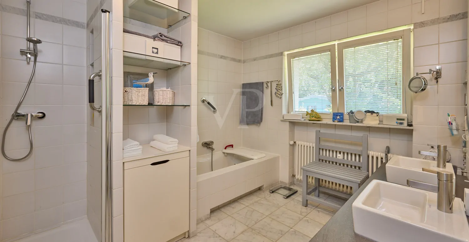 Bad mit Wanne und Dusche EG Hauptwohnung