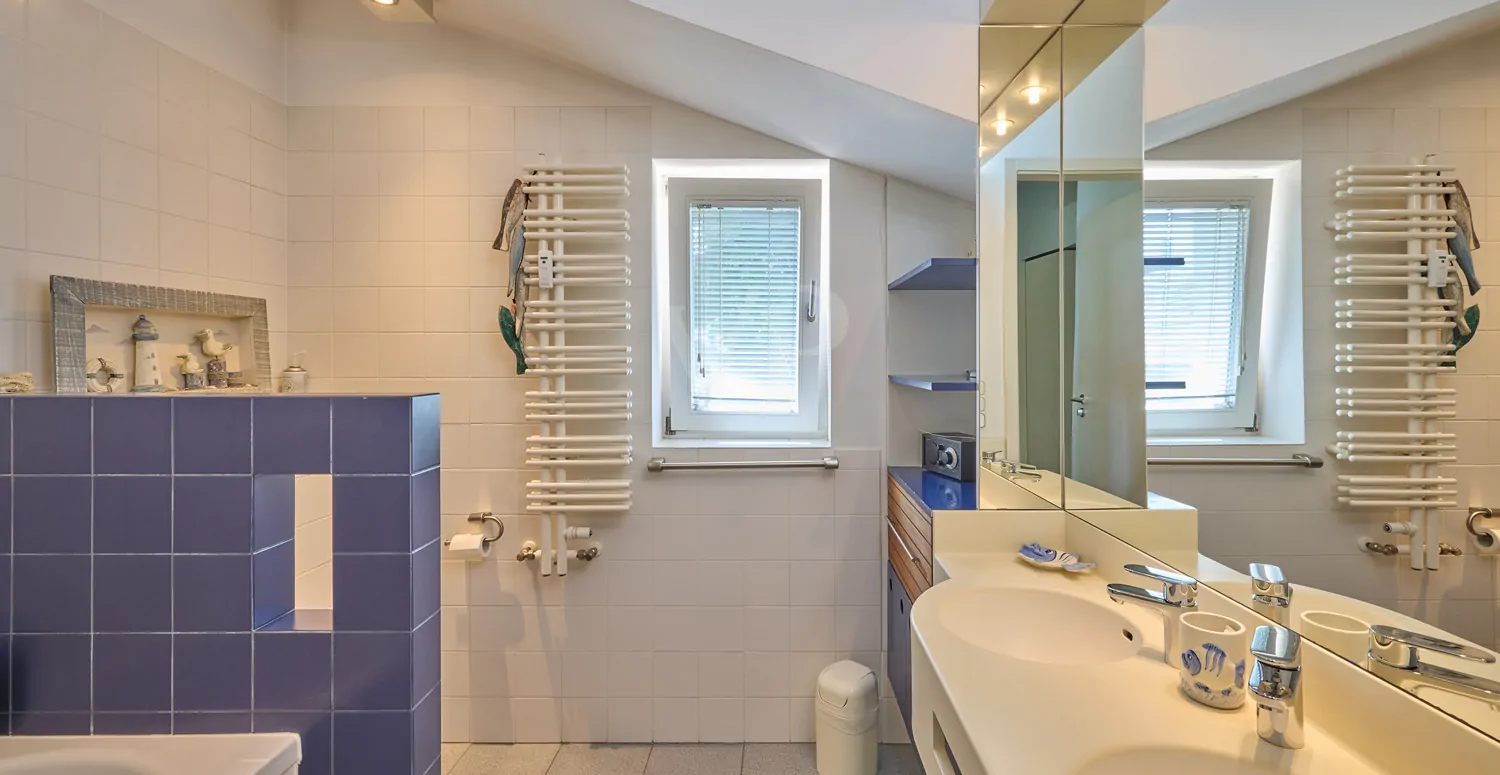 Bad OG mit Wanne Hauptwohnung