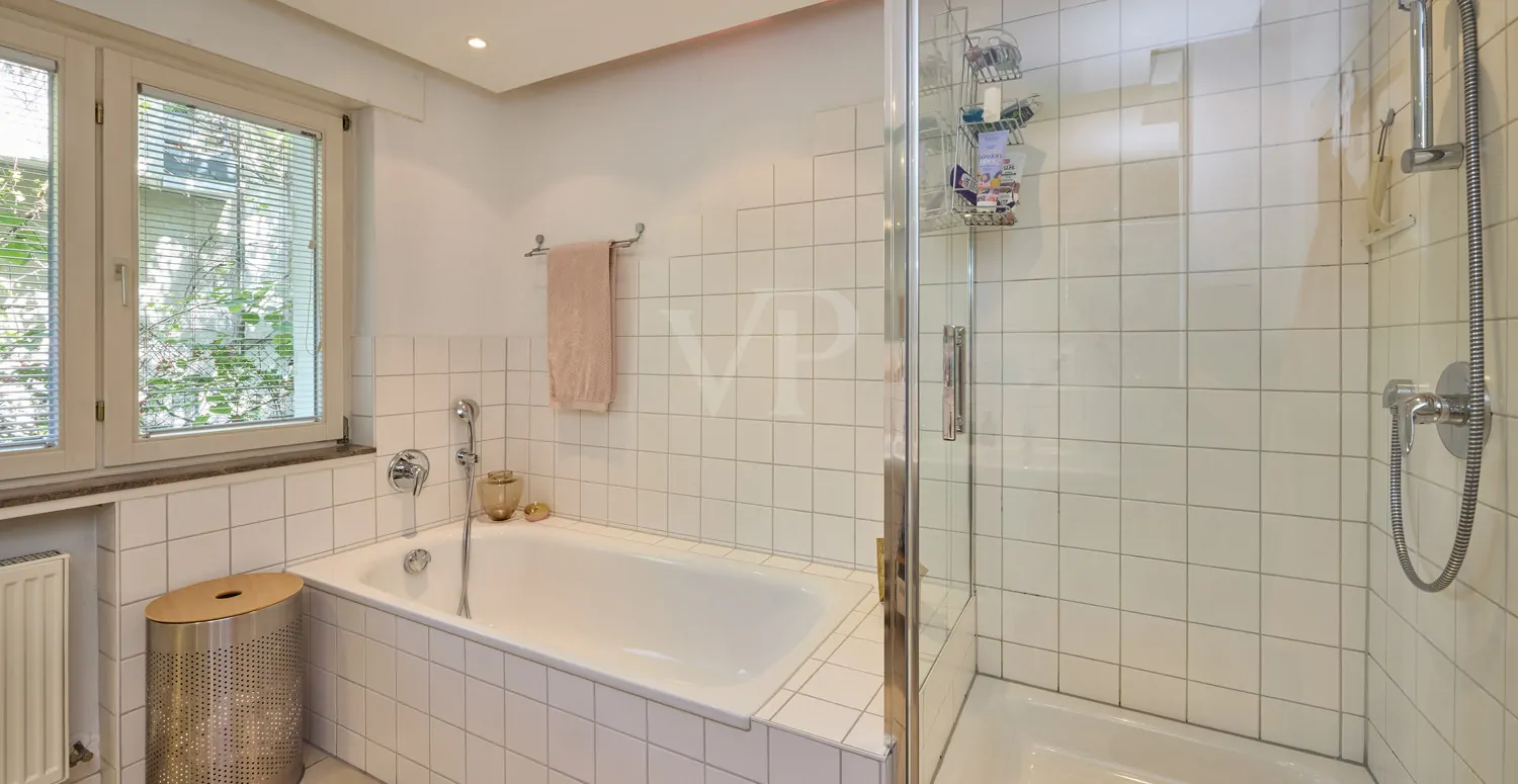 Bad mit Dusche und Wanne EG Mietwohnung