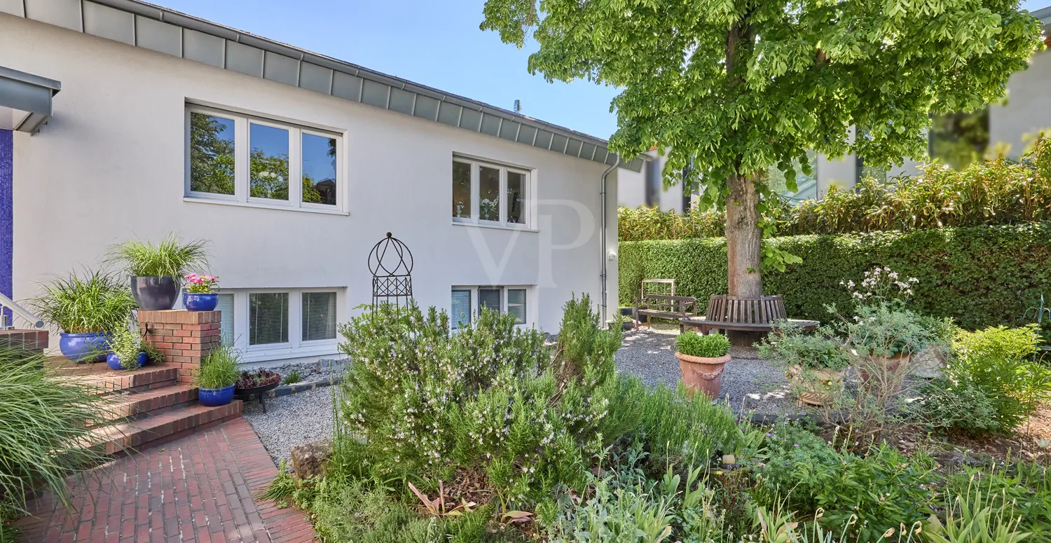 Straßenansicht mit Freisitz