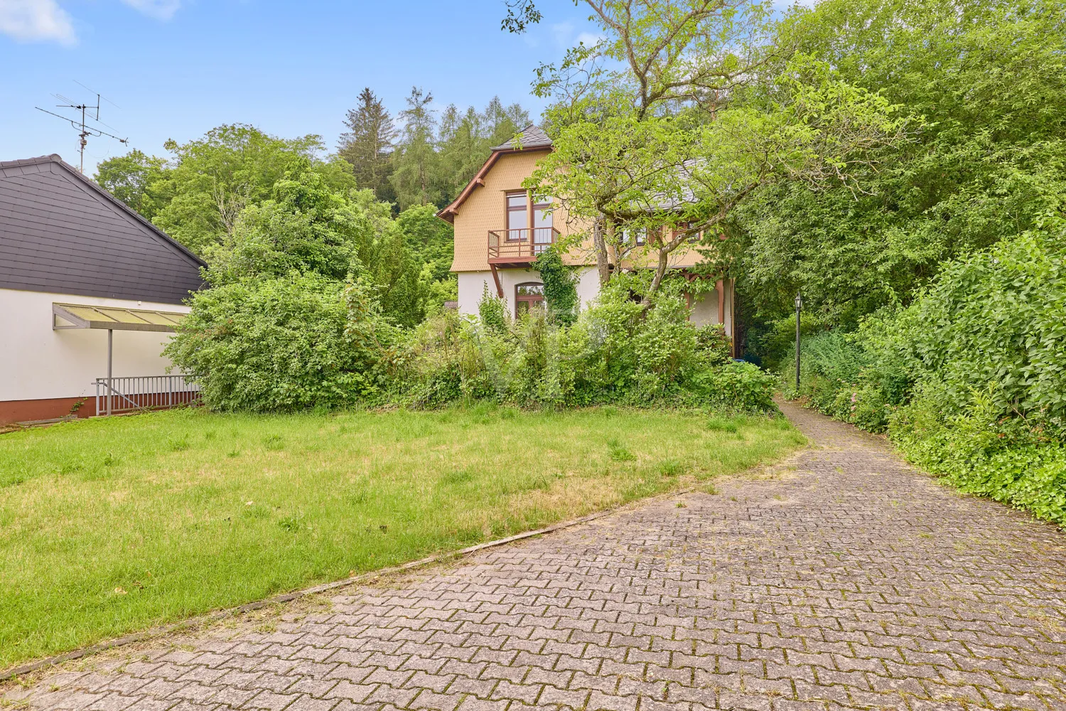 Zufahrt und Vorgarten