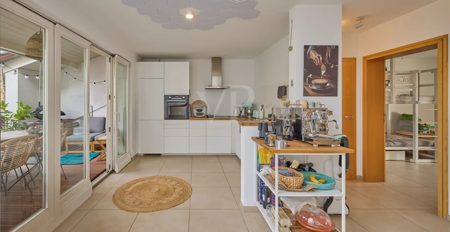 Offene Wohnküche mit Zugang zum Balkon Wohnung II