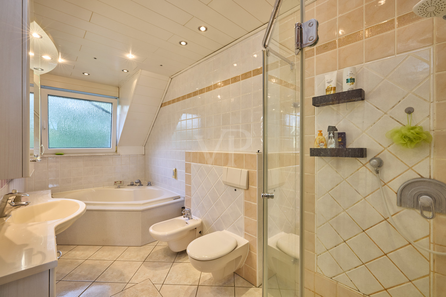 Tageslichtbad mit Dusche und Whirlpool-Wanne