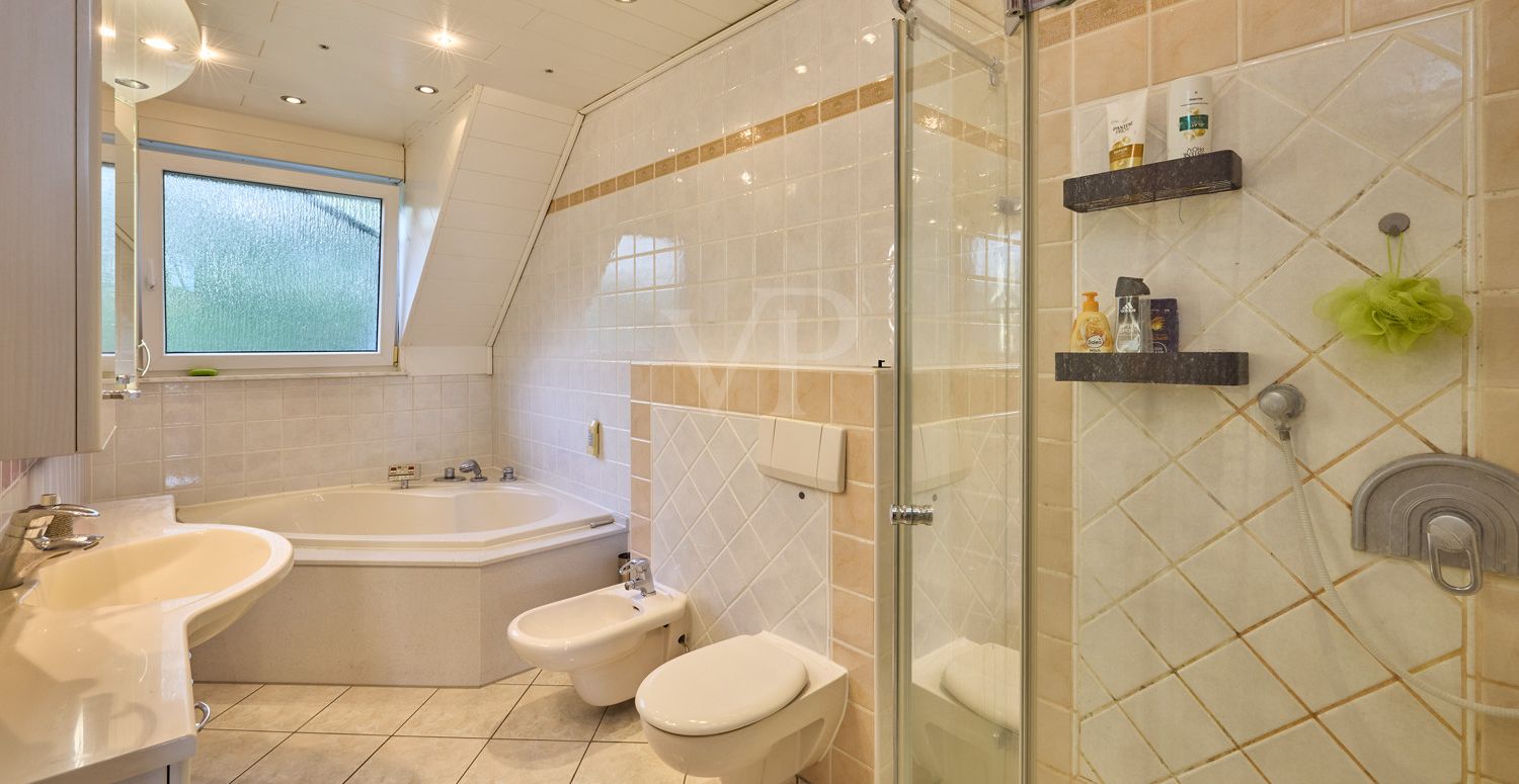 Tageslichtbad mit Dusche und Whirlpool-Wanne