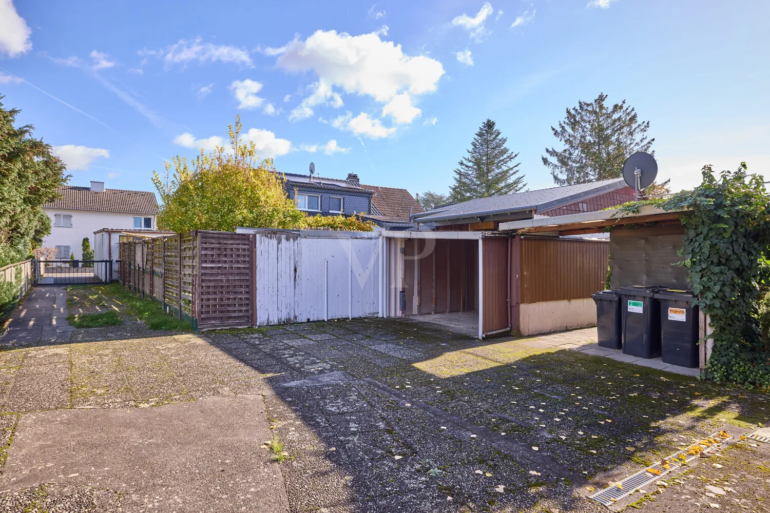 Hof Straßenseite mit Abstellflächen