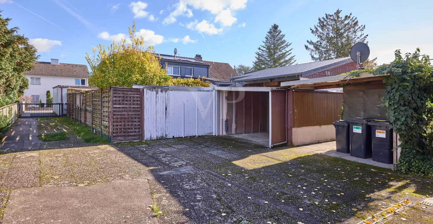 Hof Straßenseite mit Abstellflächen