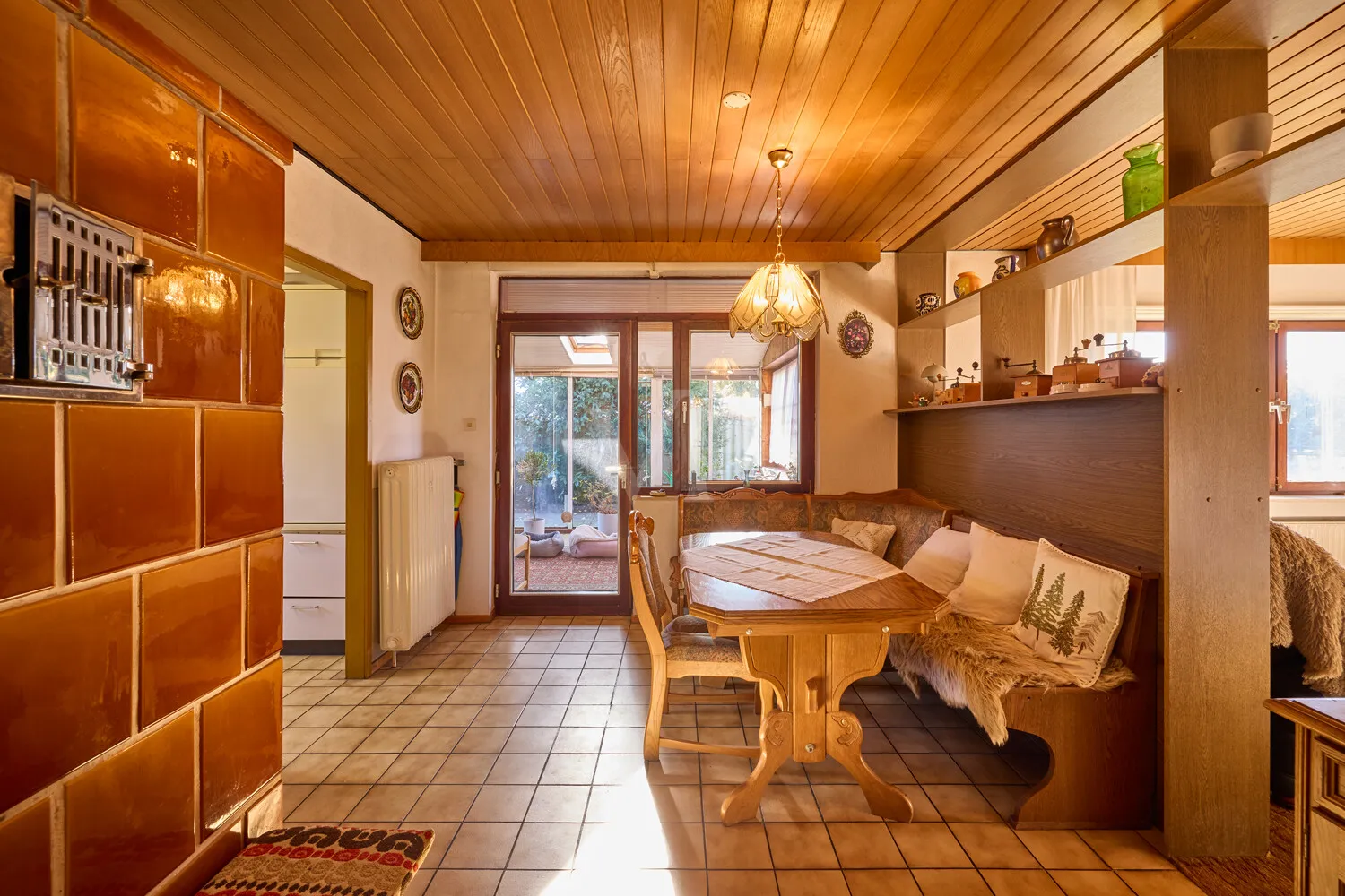 Esszimmer mit Blick zur Küche und den Wintergarten