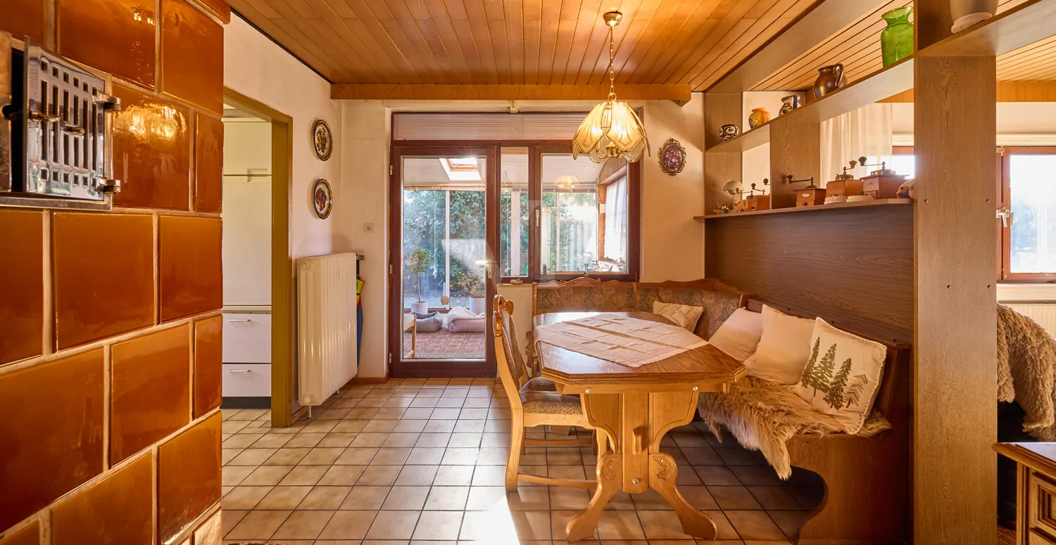 Esszimmer mit Blick zur Küche und den Wintergarten