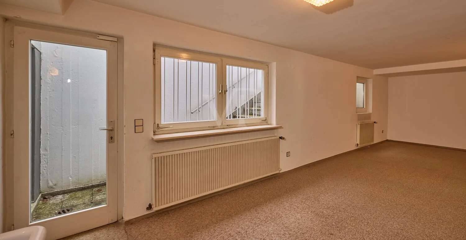 Großzügiges Zimmer im UG mit separatem Zugang