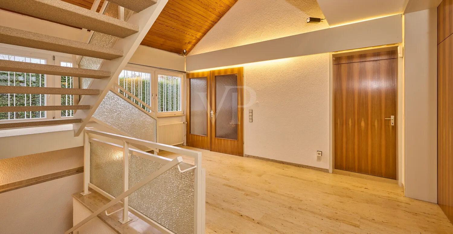 Großzügiger Dielenbereich mit Zugang zum DG