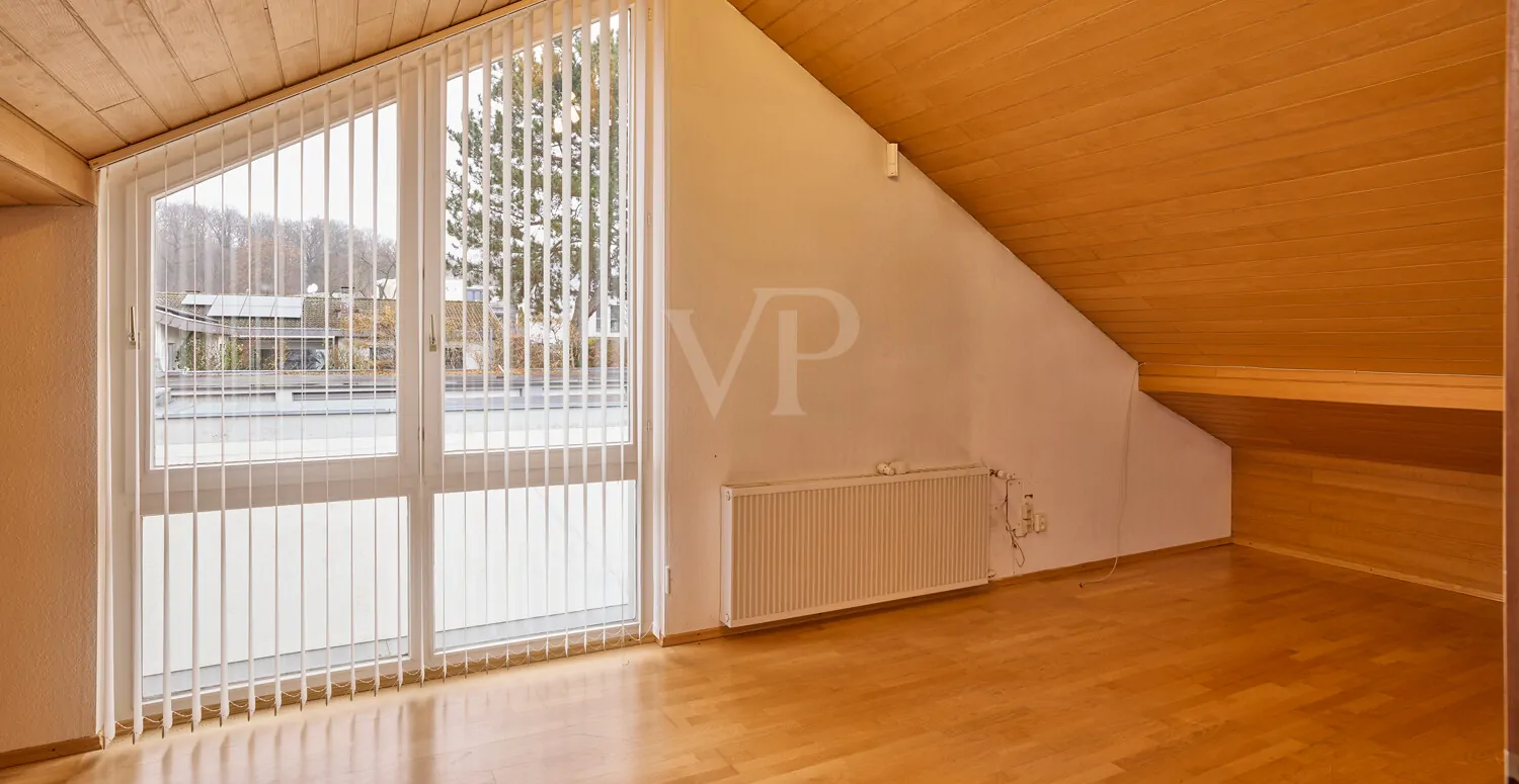 Zimmer II mit großer Fensterfront