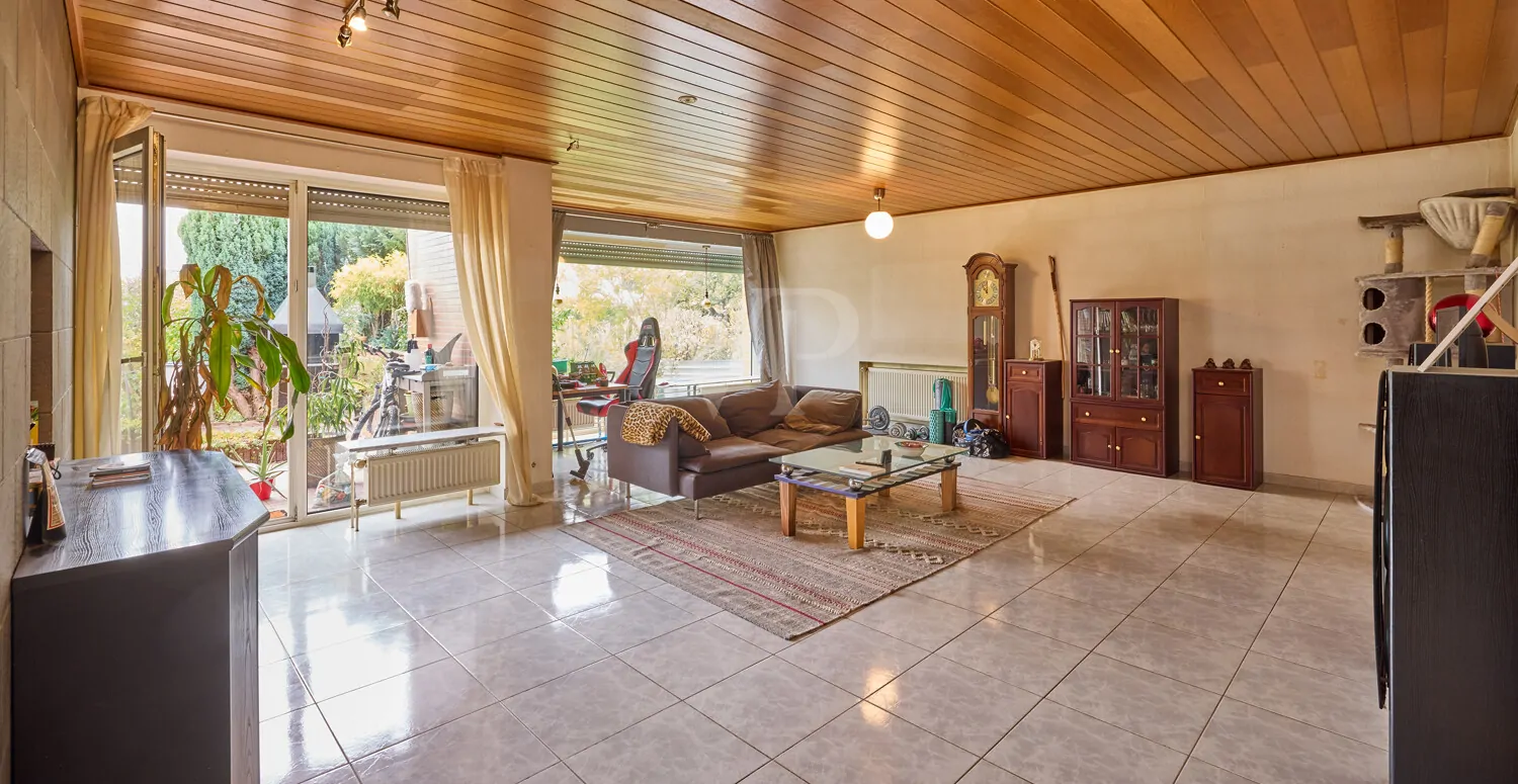 Wohnbereich der Einliegerwohnung mit Zugang zur Terrasse