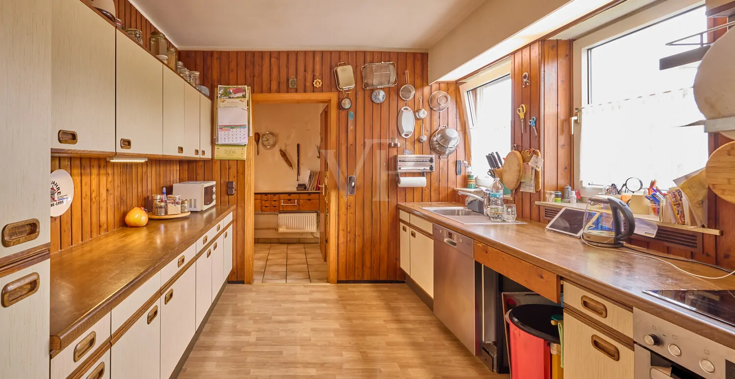 Helle geräumige Küche mit Blick zum Flur