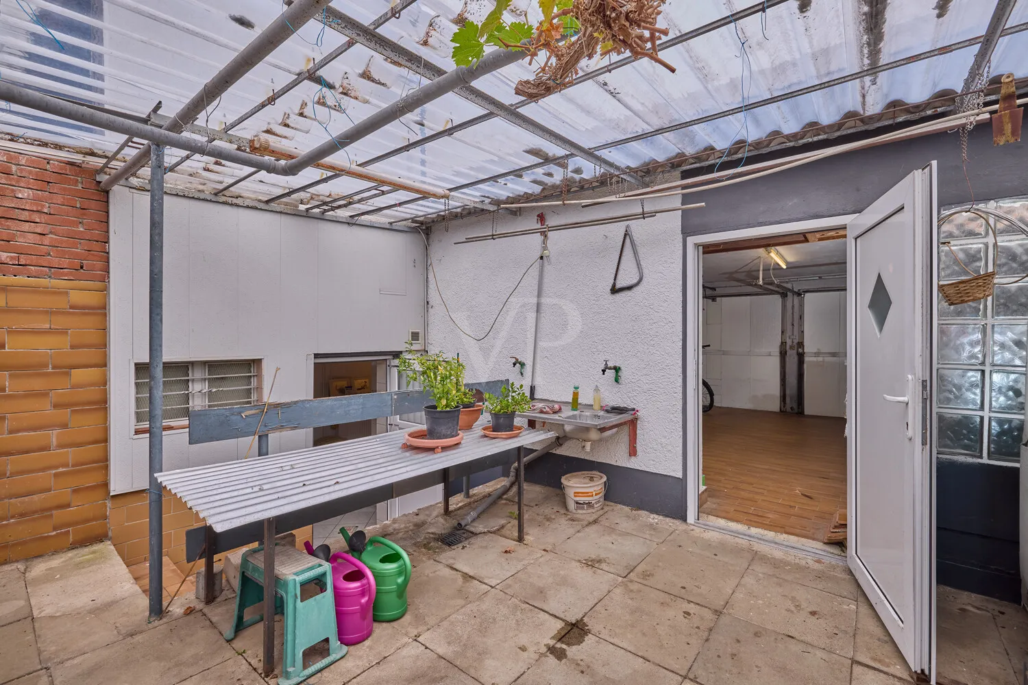 Überdachter Zugang von Werkstatt zur Doppelgarage