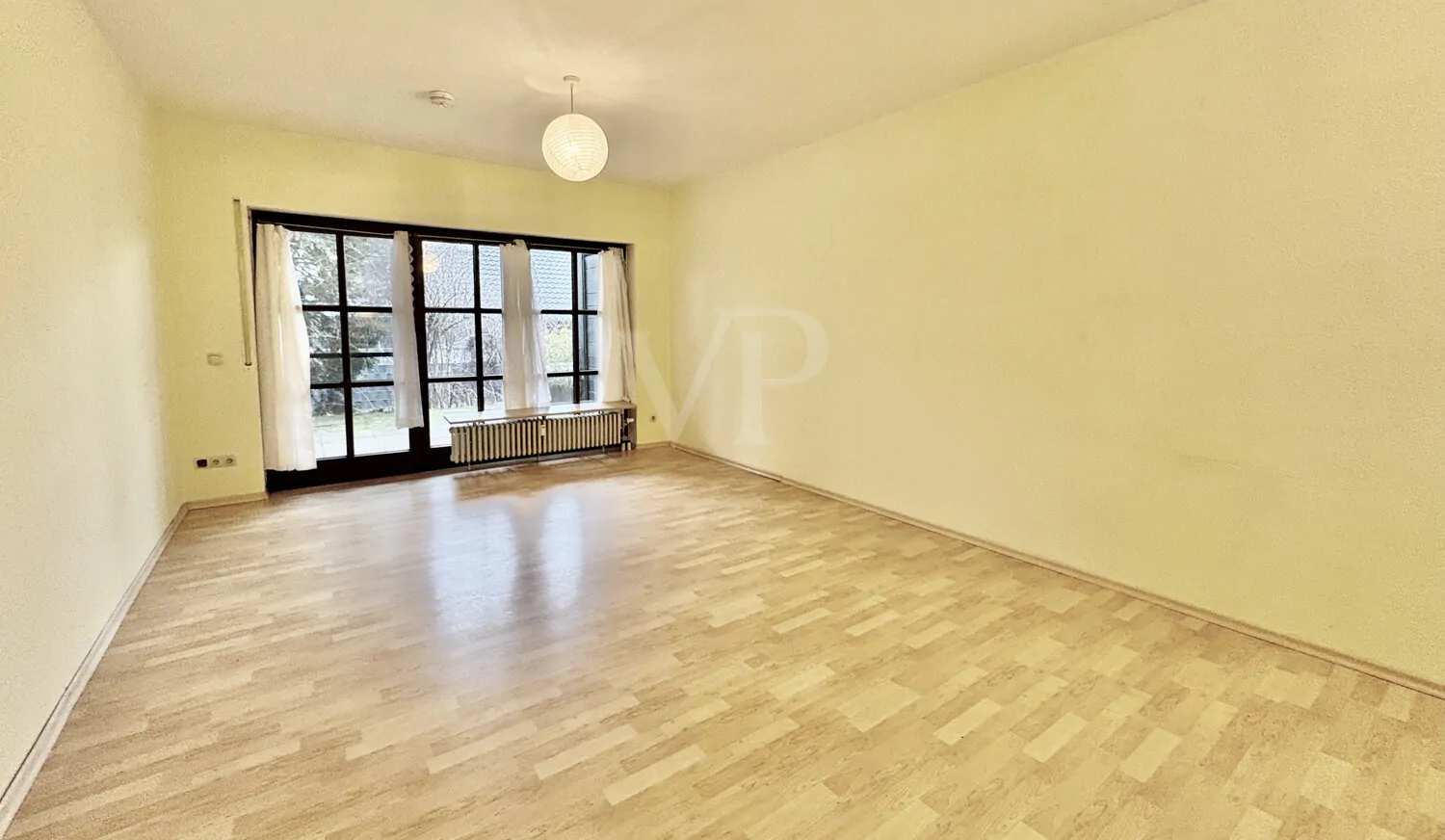 Wohn-/Ess-/Schlafbereich in Richtung Terrasse