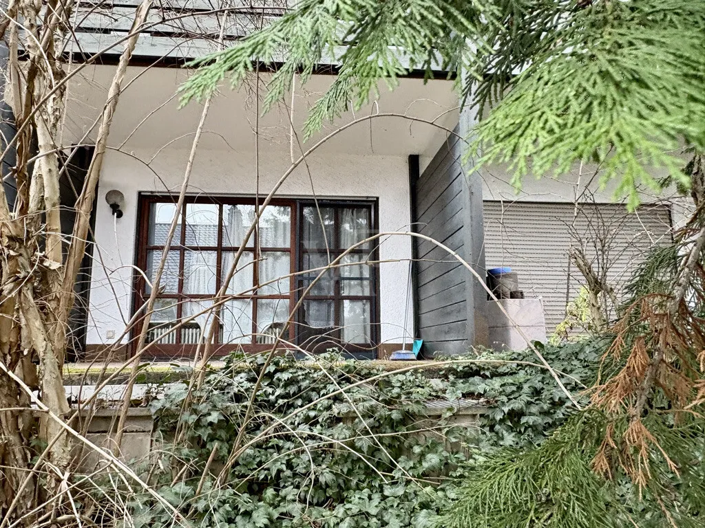 Terrasse mit kleiner Grünfläche