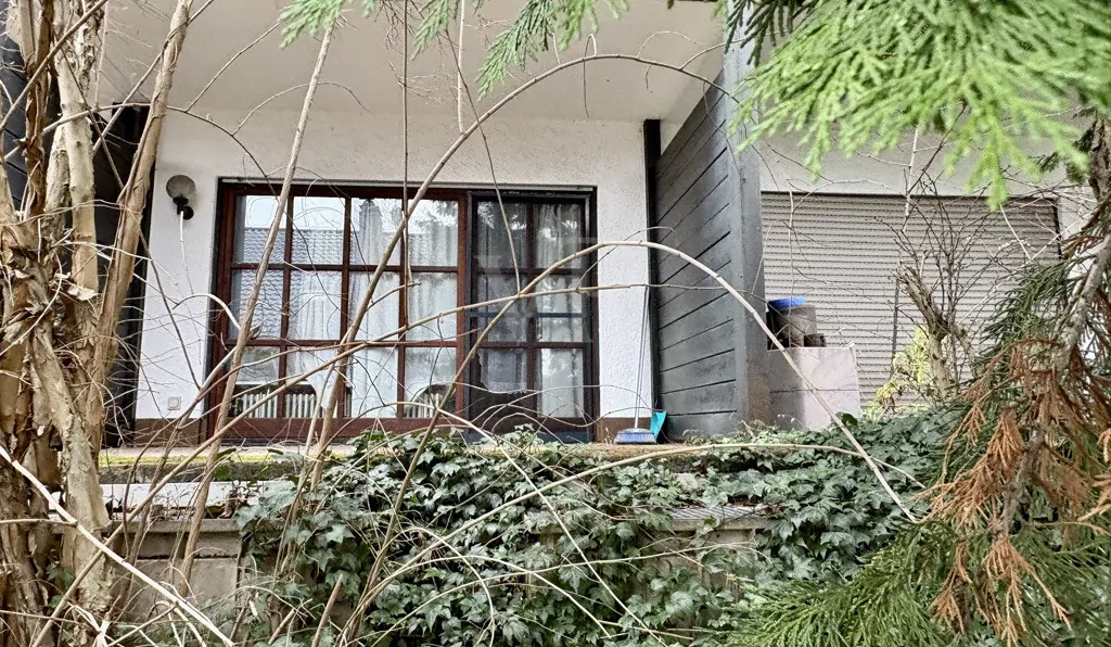 Terrasse mit kleiner Grünfläche