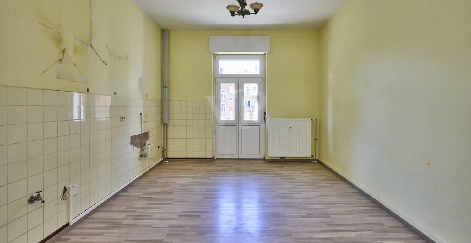 Wohnküche mit Zugang zum Balkon