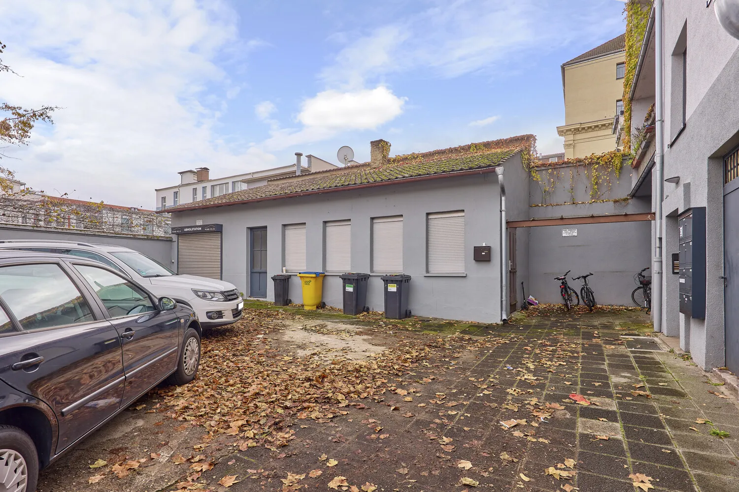 Stellplätze vor dem Haus