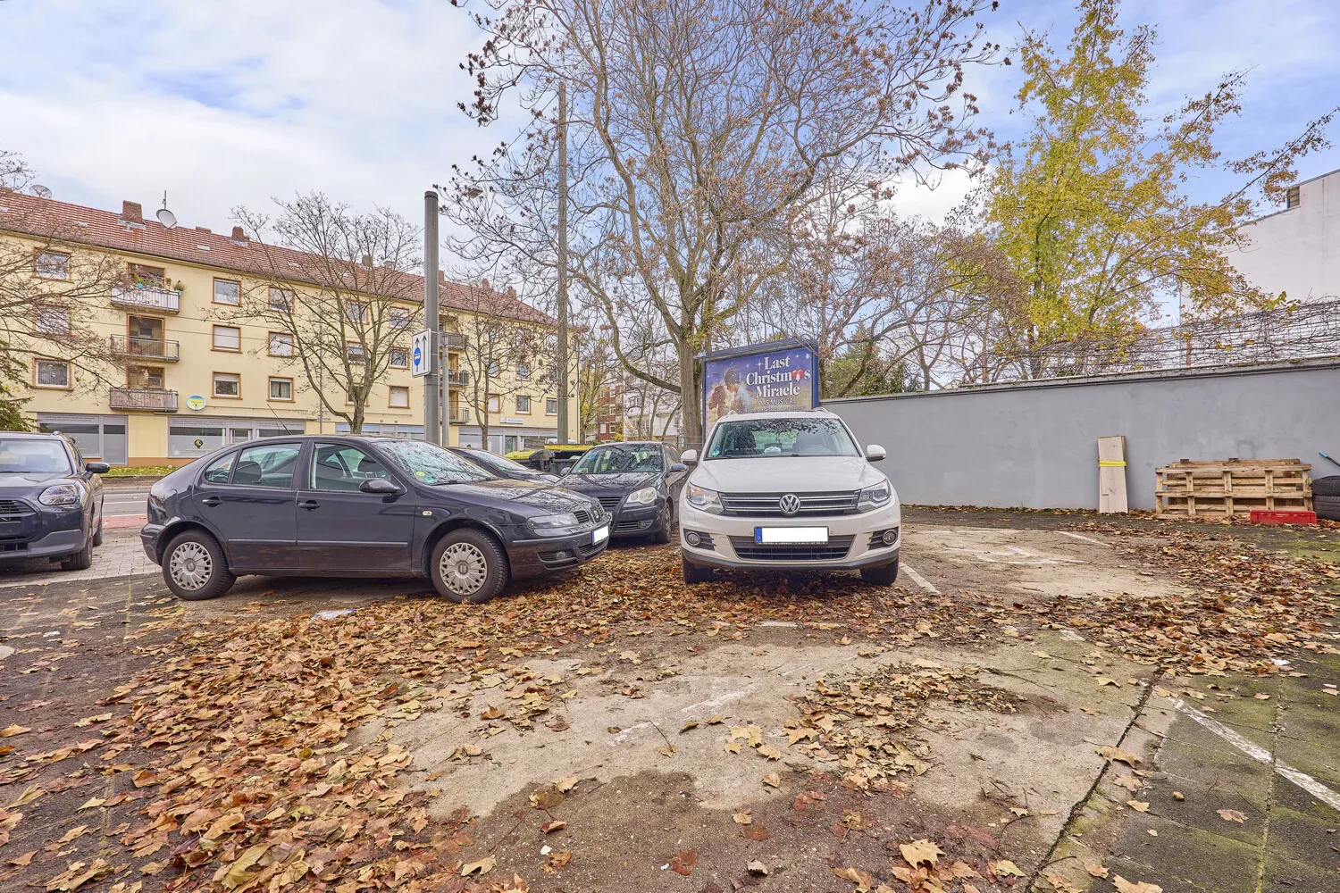 Stellplätze vor dem Haus