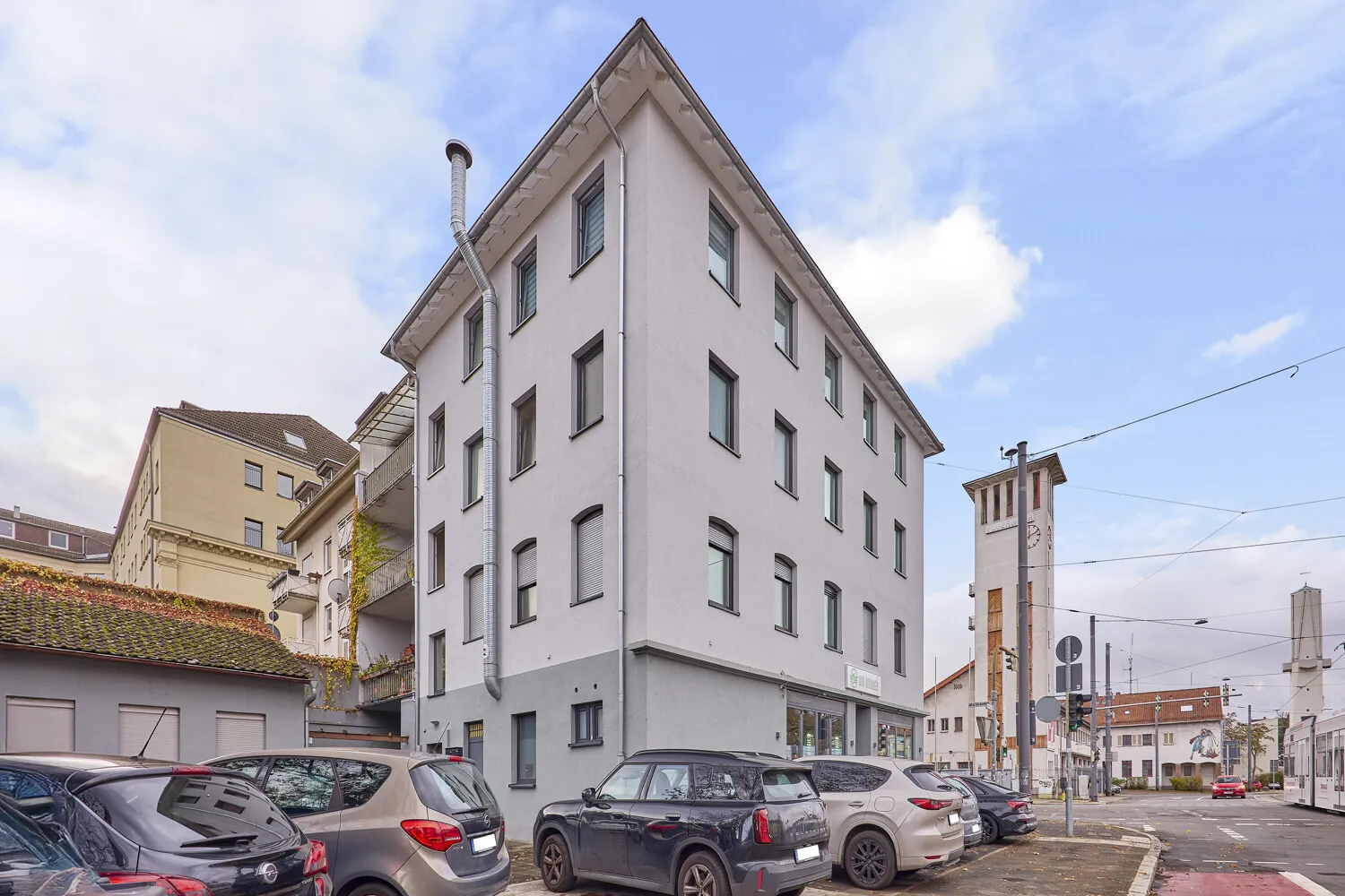 Prime central location in Darmstadt – Light-flooded 2-room apartment with parking space