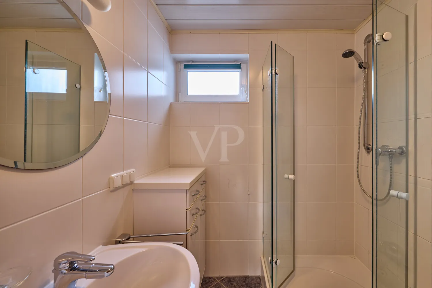 Tageslichtbad mit Dusche im EG