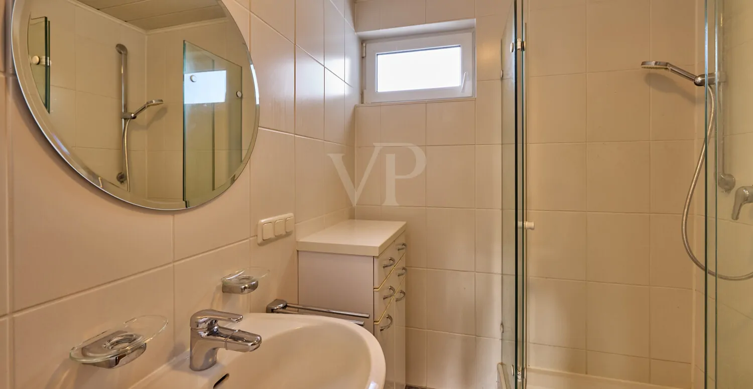 Tageslichtbad mit Dusche im OG