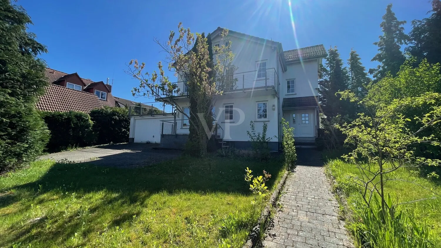 Hausansicht vorne mit großer Garage