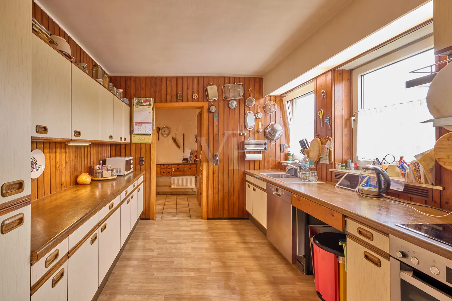 Helle geräumige Küche mit Blick zum Flur