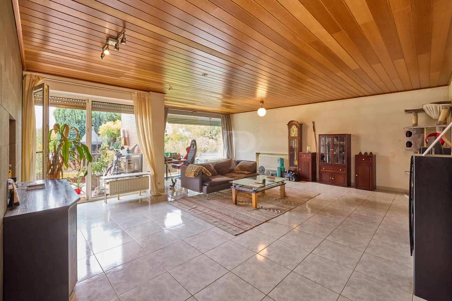 Wohnbereich der Einliegerwohnung mit Zugang zur Terrasse