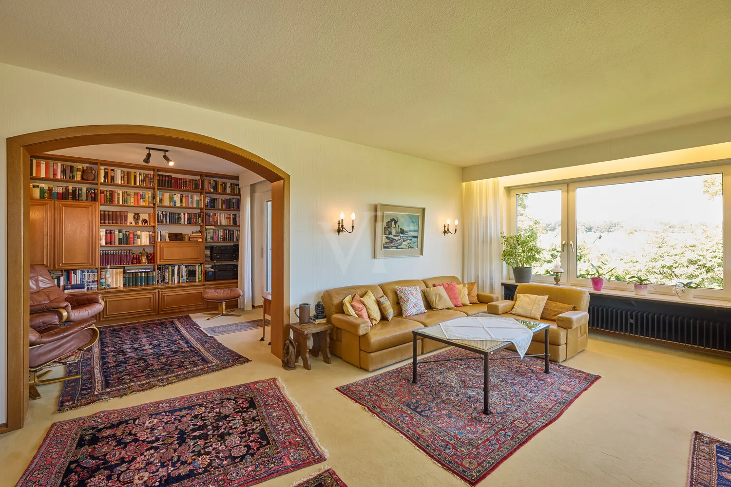 Wohnzimmer mit Blick zum Lesezimmer
