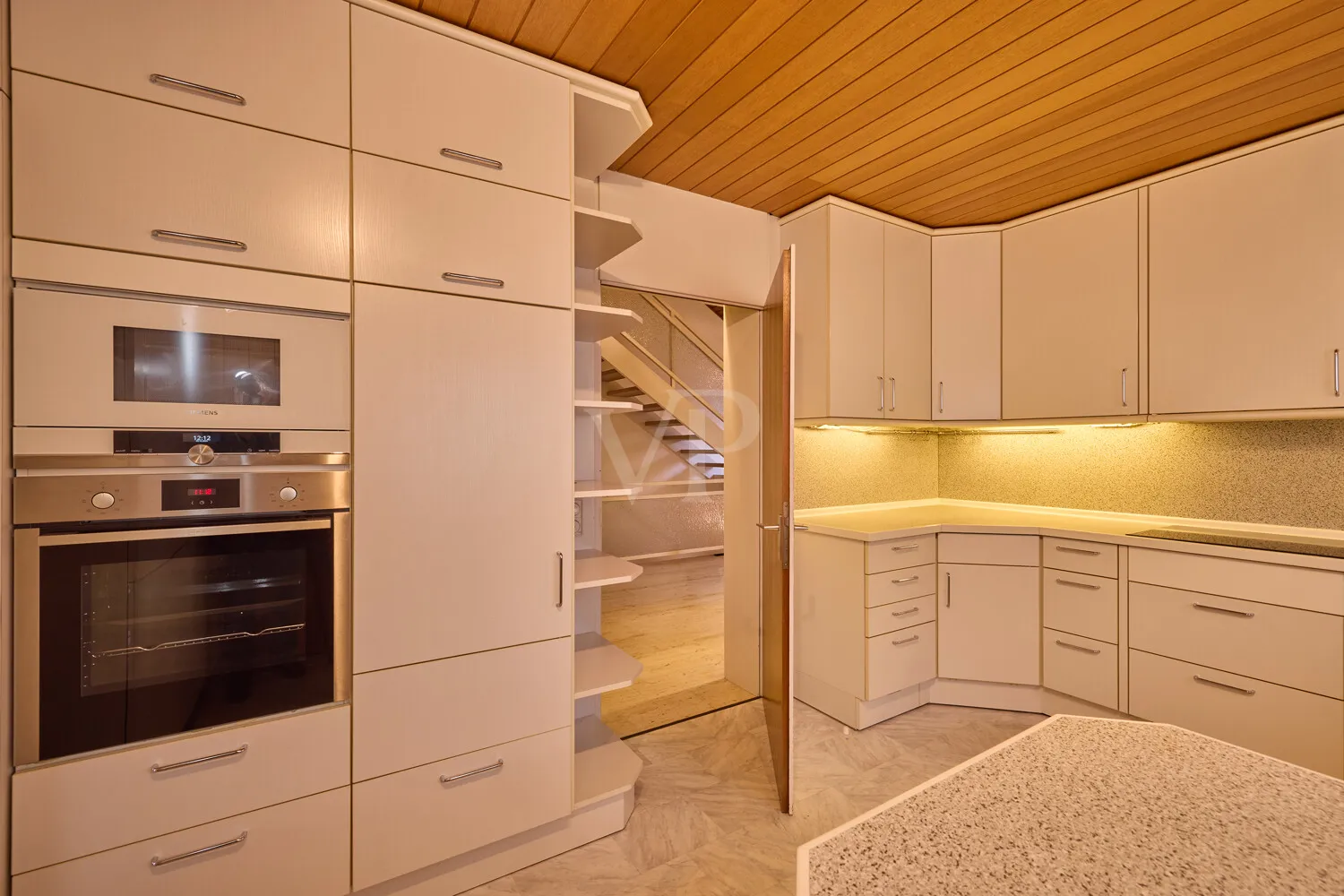 Helle Küche mit Marken-Einbaugeräten