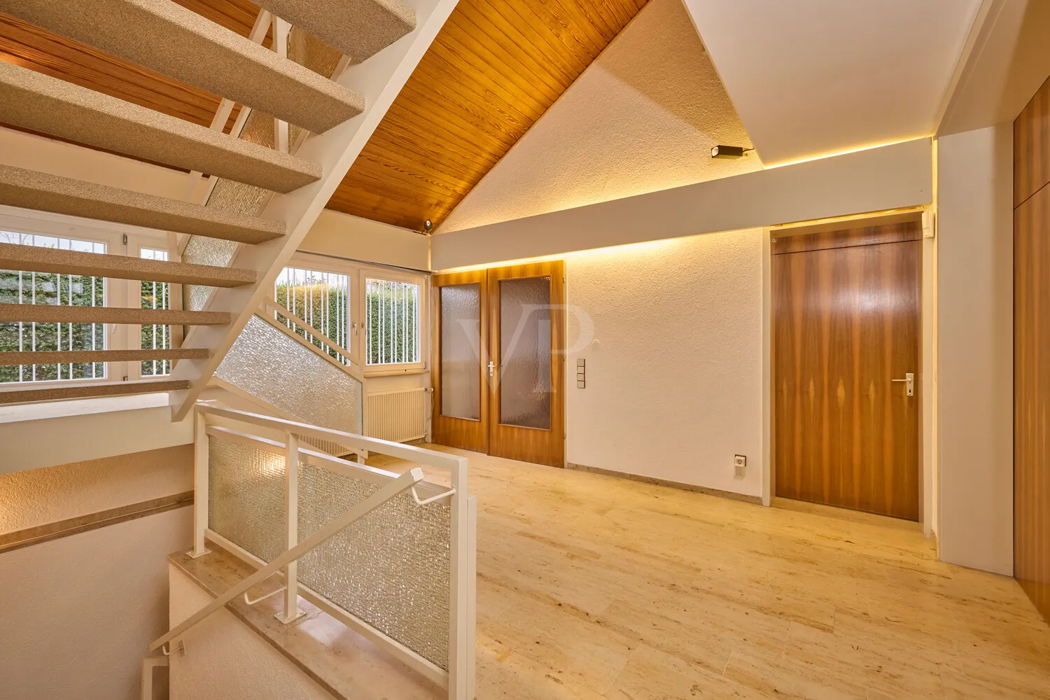 Großzügiger Dielenbereich mit Zugang zum DG