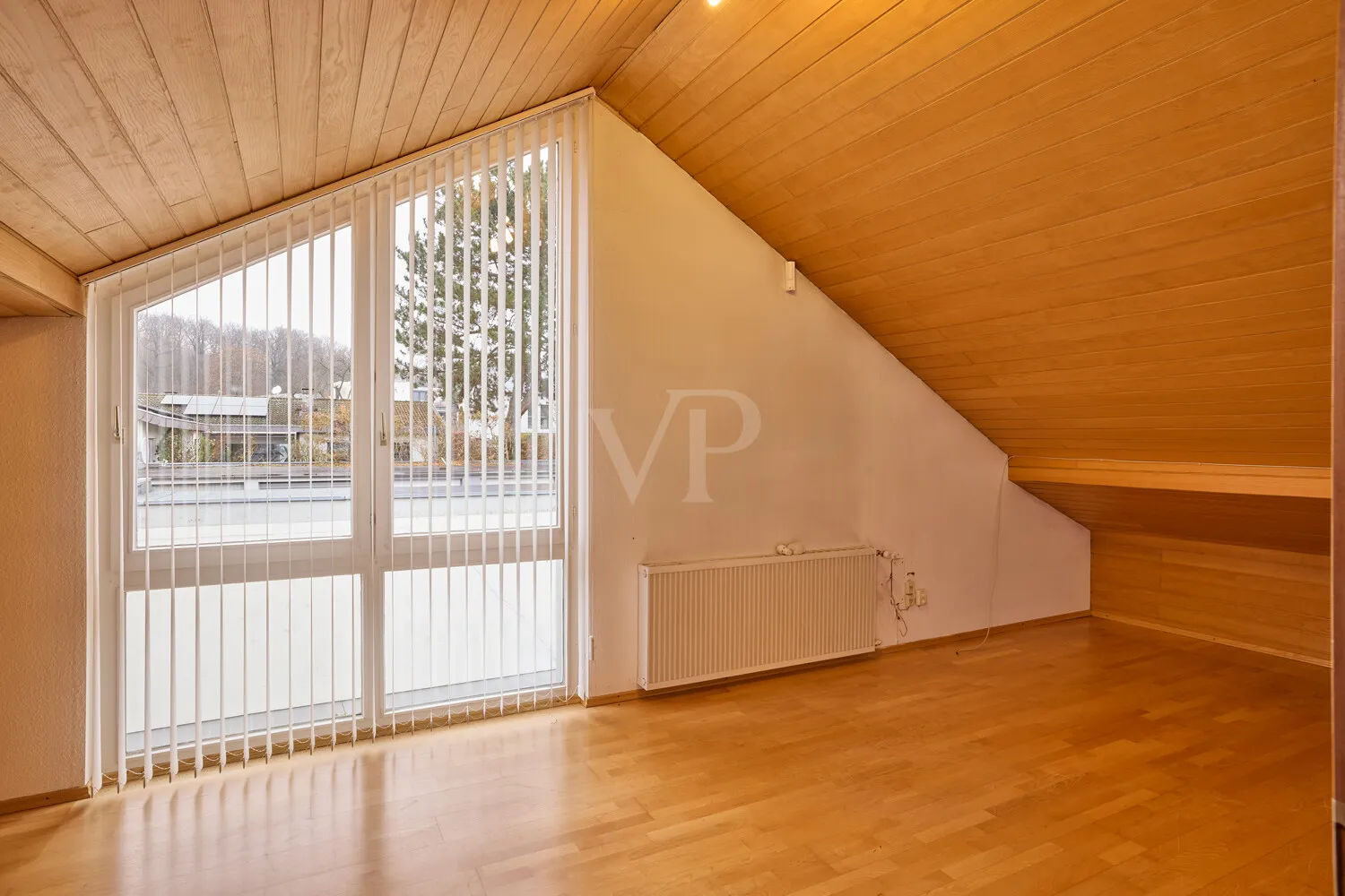 Zimmer II mit großer Fensterfront