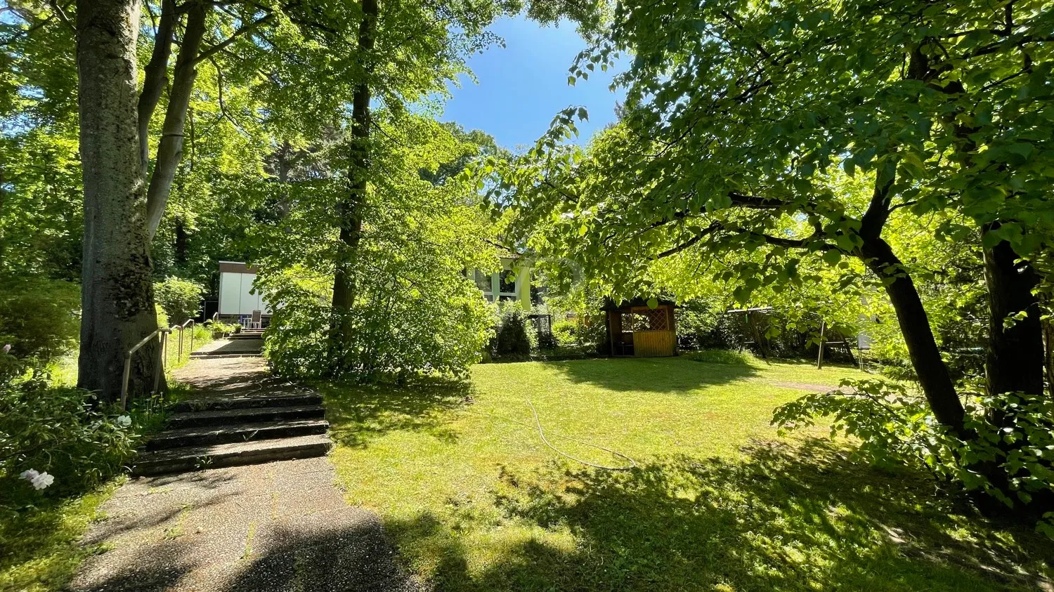 Parkähnlicher Vorgarten