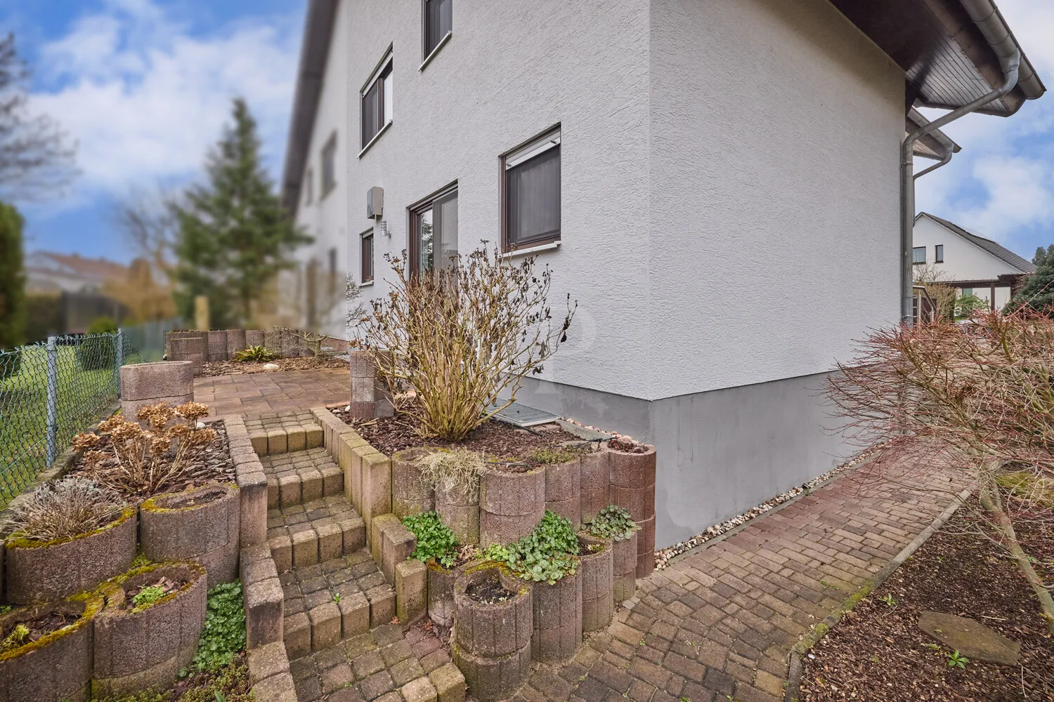Rückansicht mit 2. Terrasse