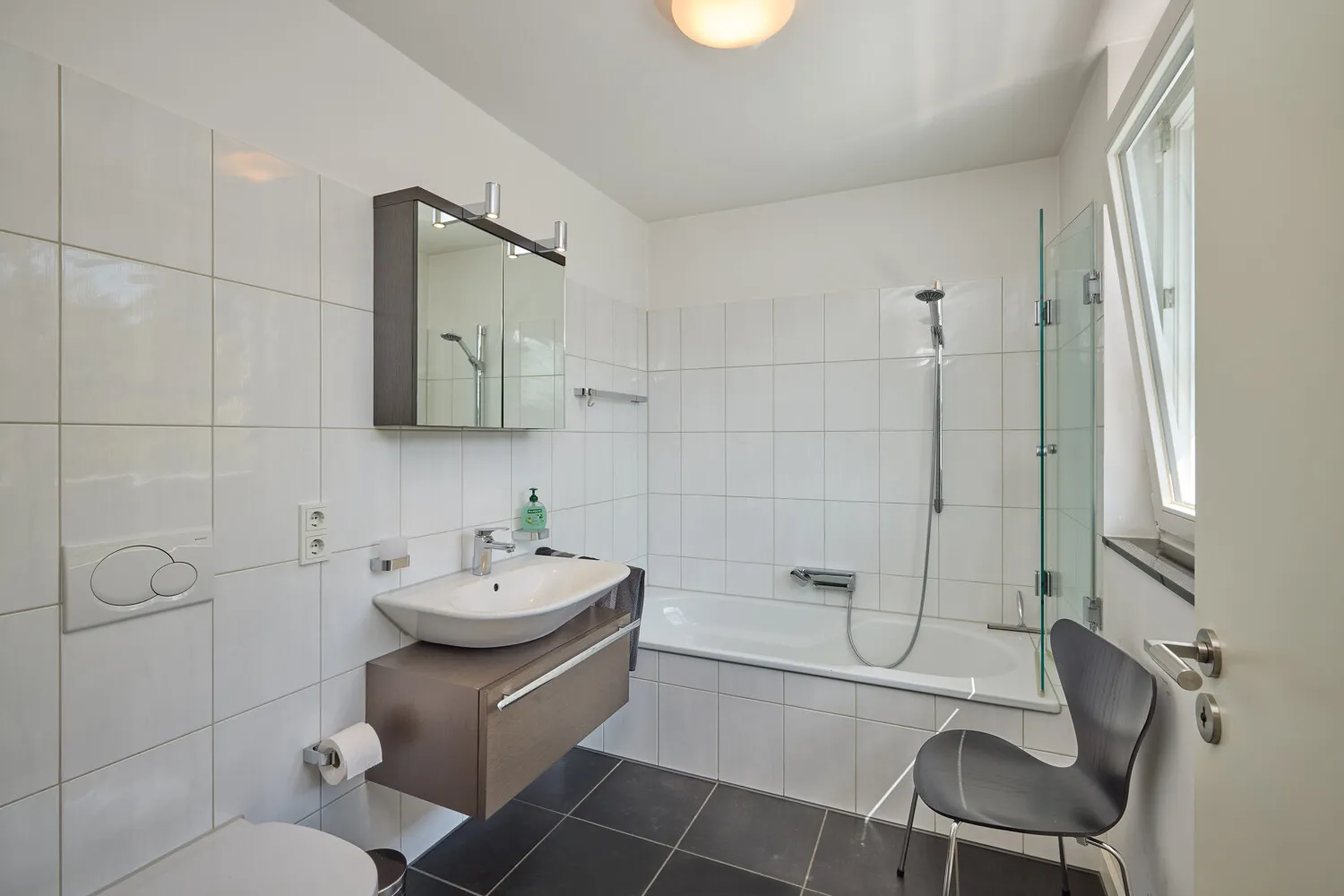 Tageslichtbad mit Wanne im DG