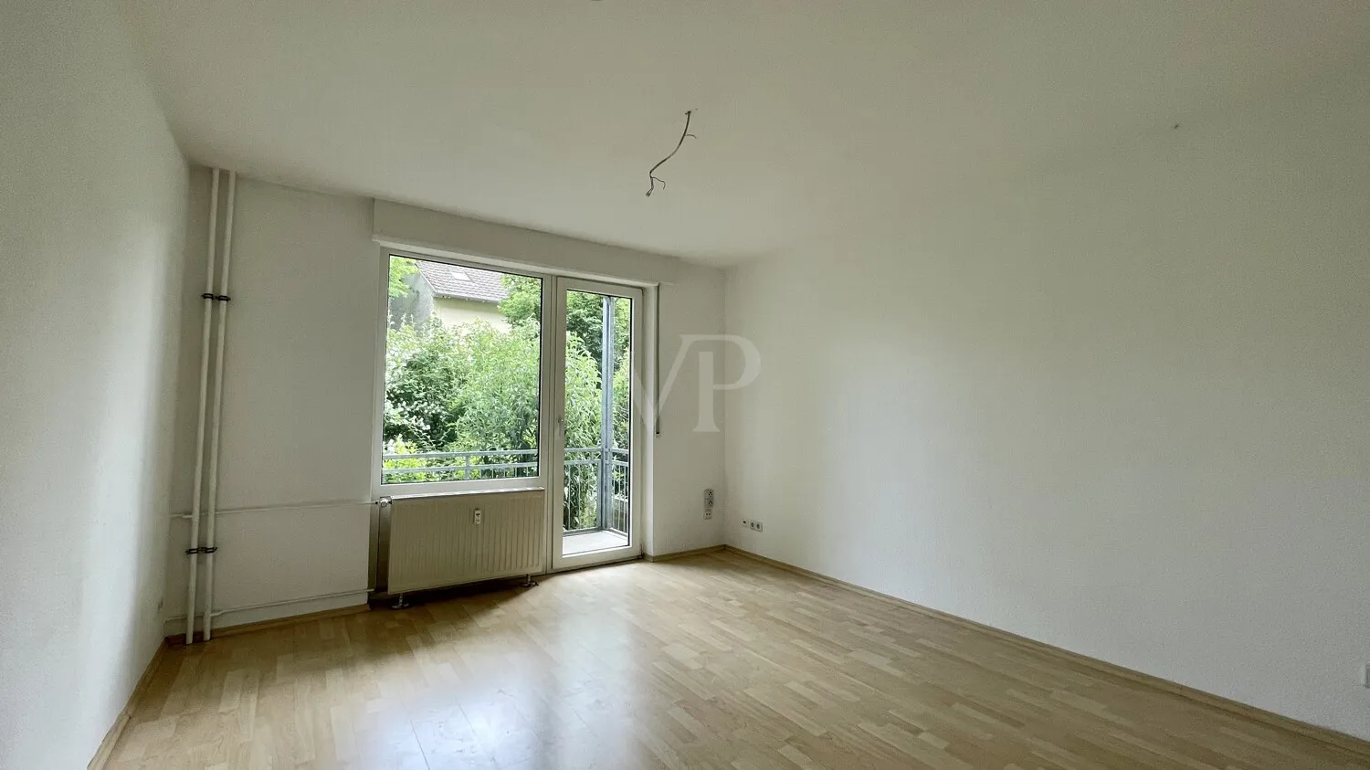 Wohnzimmer mit Zugang zum Balkon