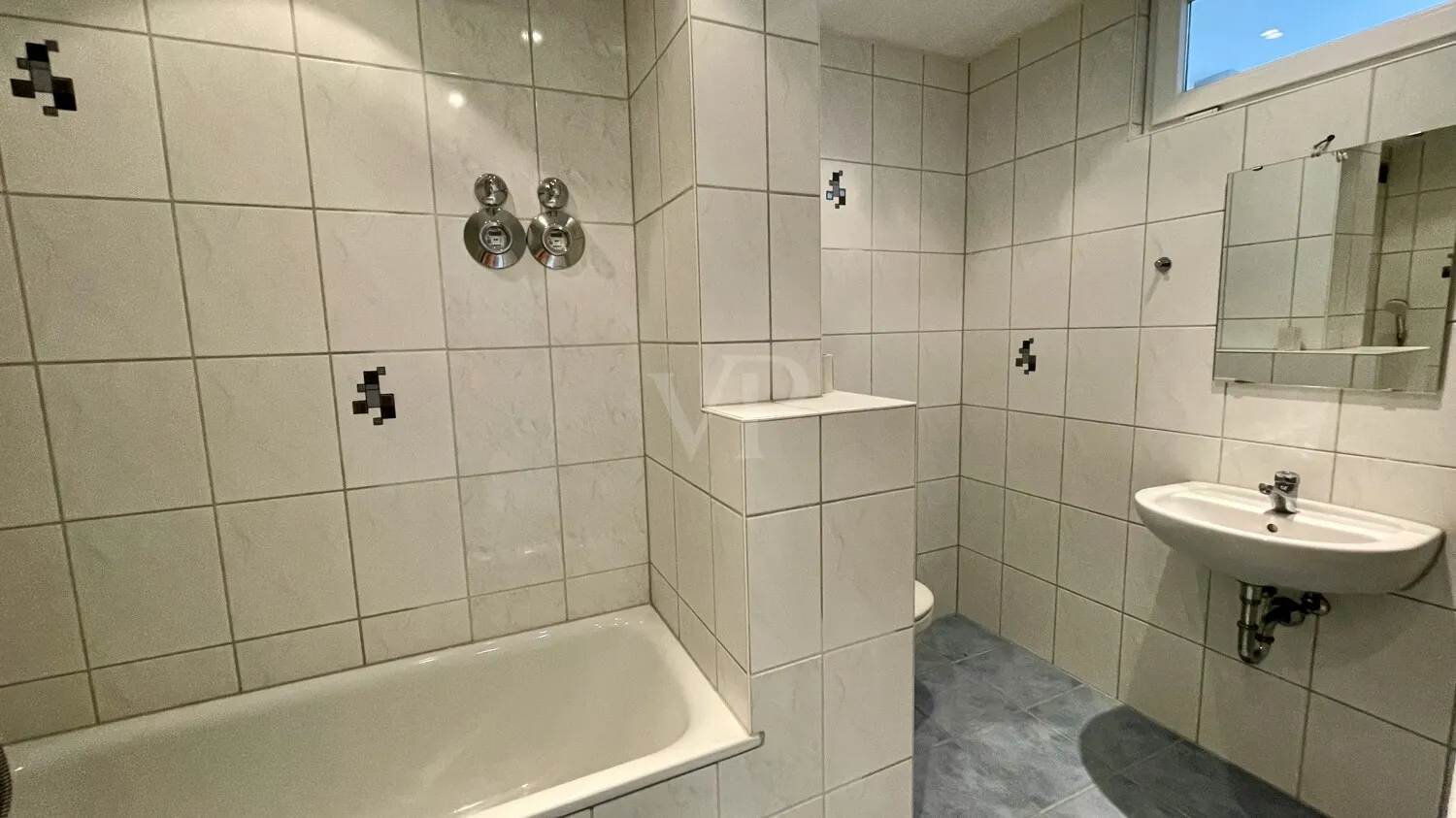 Bad mit Wanne und Dusche