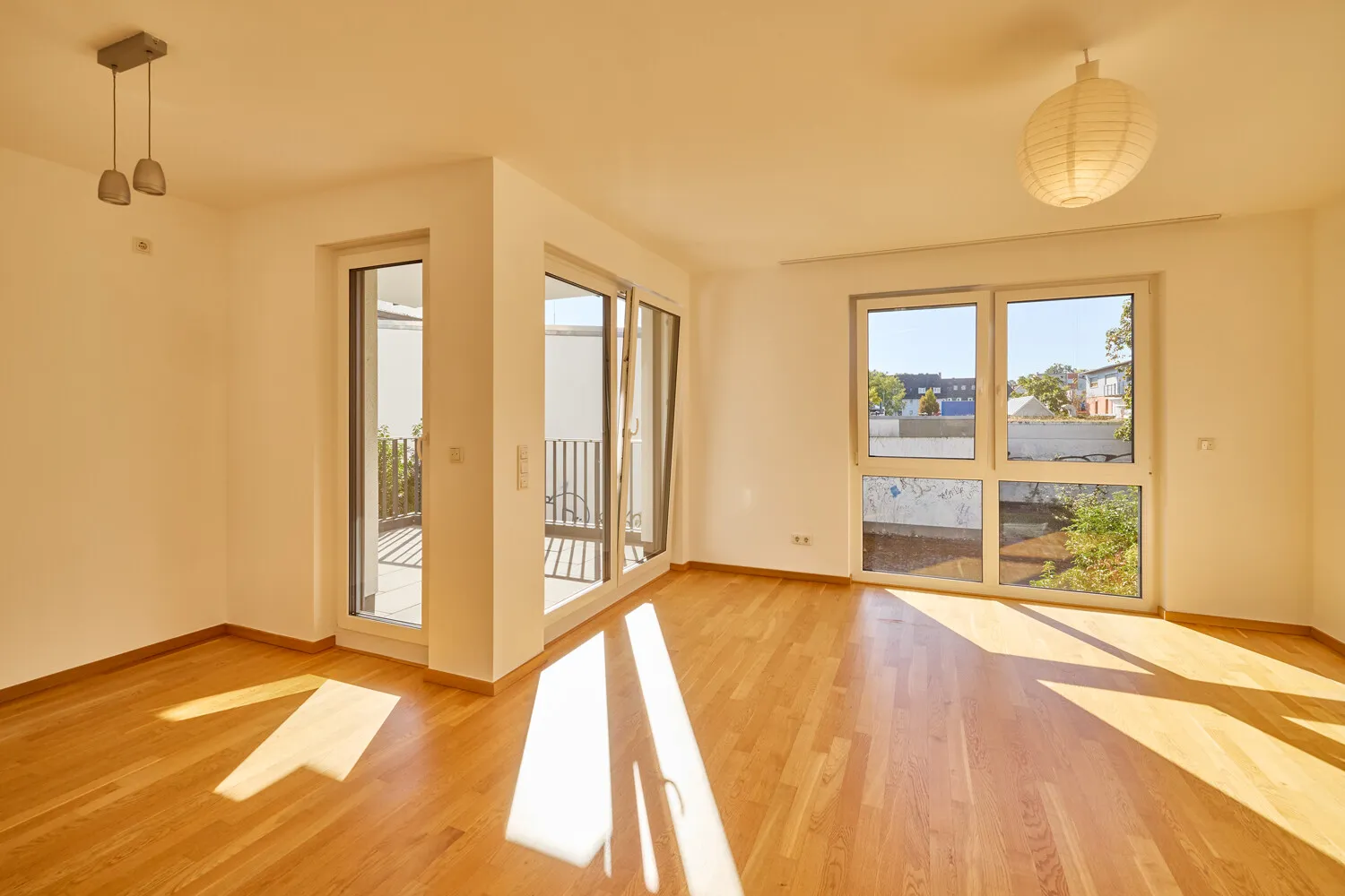 Wohn-/Esszimmer mit Zugang zum Balkon