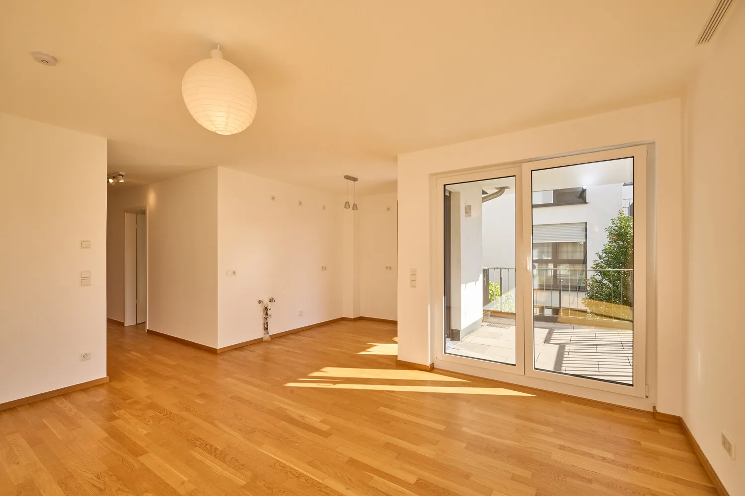 Wohn-/Esszimmer mit offenem Küchenbereich